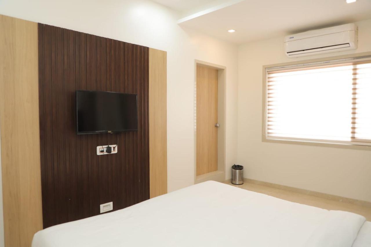 Hotel Dwarka Palace Ahmednagar Exterior photo